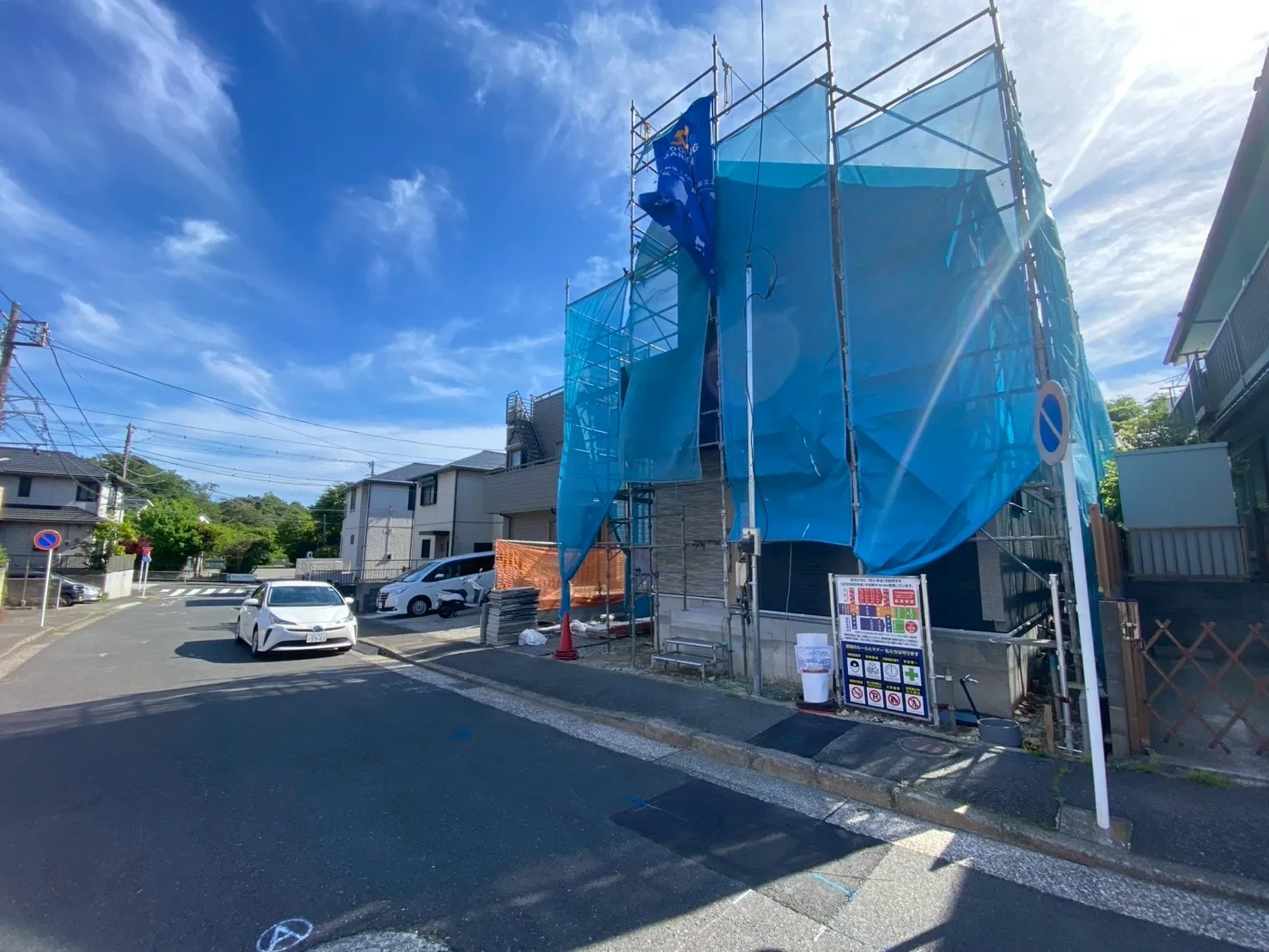 周辺は居住者のみの利用のため交通量が少なく、車の出入りもスムーズに行えます。静けさと安心を両立した住まい。