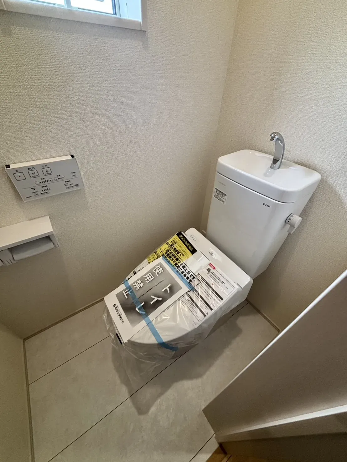 【2号棟】節水型でエコなトイレには、今では当たり前のウォシュレット付き。便座を温める機能もついていて、居心地良くてトイレから出られなくなるかも!換気用に換気扇はもちろん、窓も着いているので常に快適ですね♪
