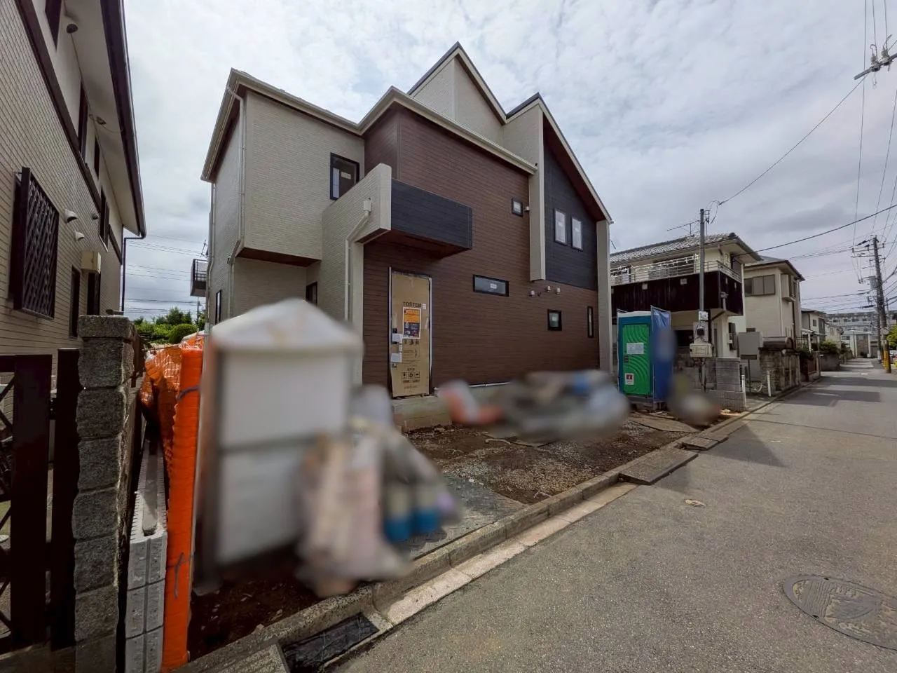 前面道路含む外観写真