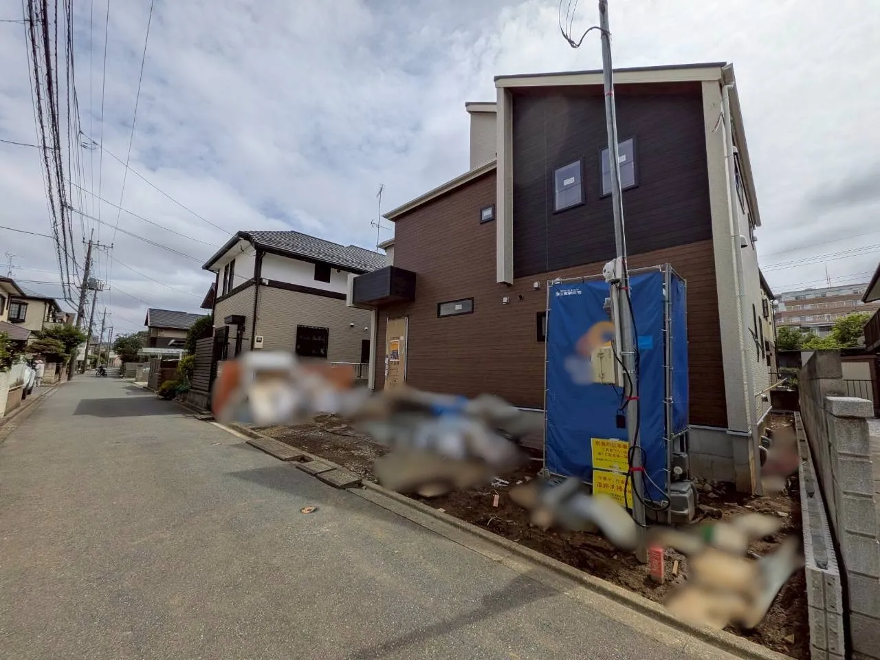 前面道路含む外観写真