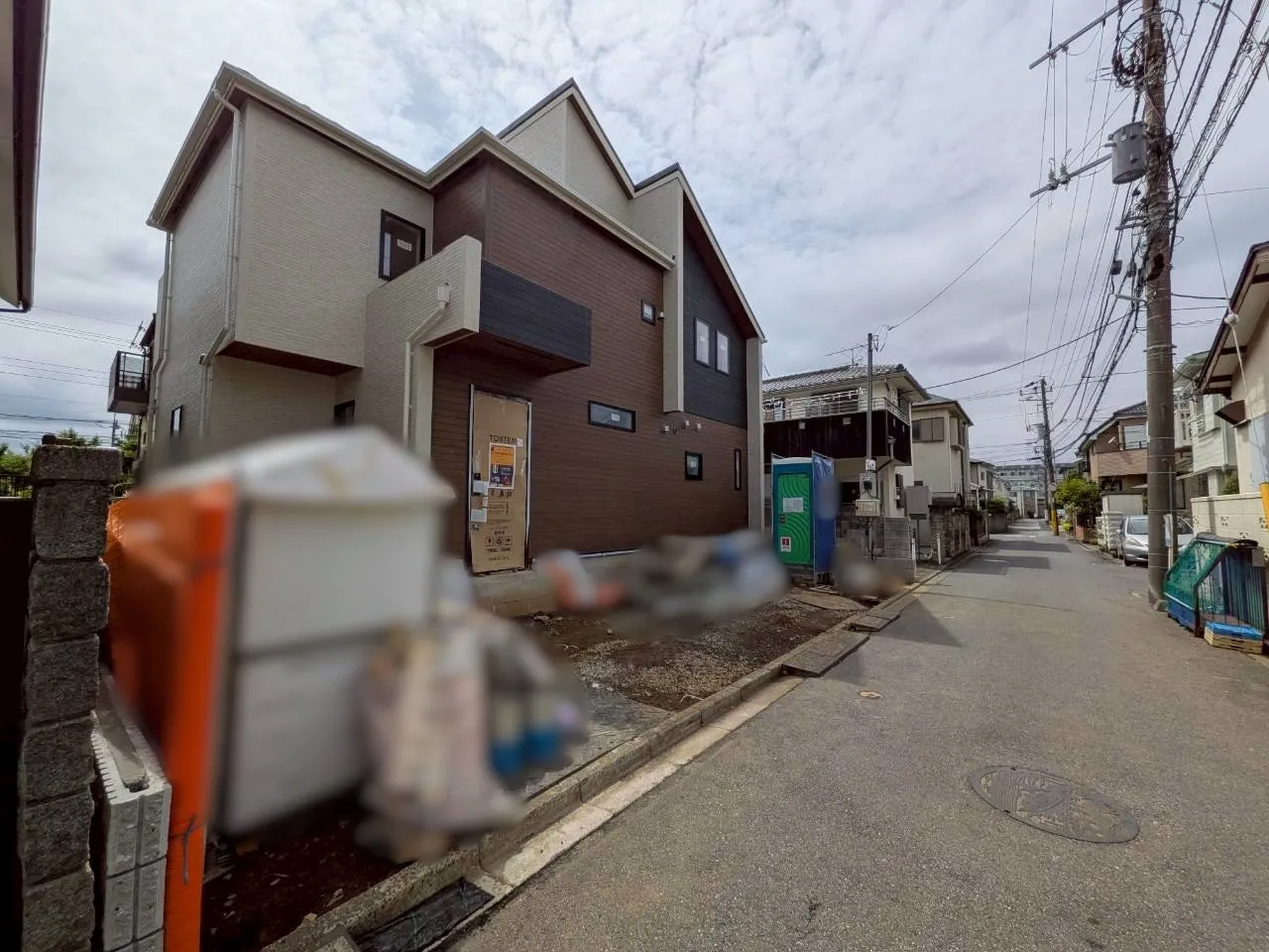 前面道路含む外観写真