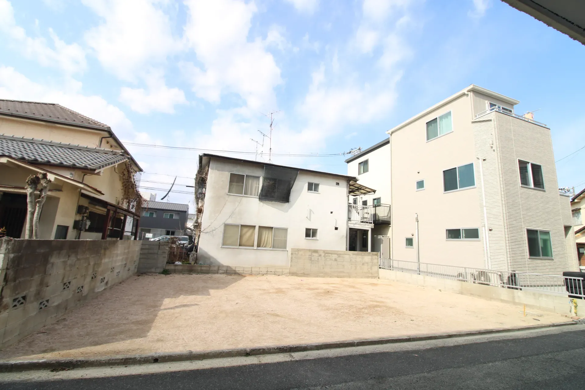 前面道路から見た宅地