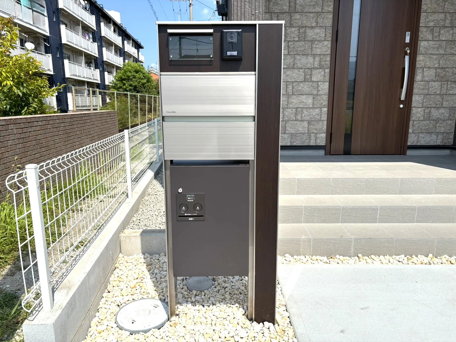 忙しい日々の中、不在時でも荷物の受け取りをしていただける様、ポストは宅配ボックスと一体型の商品としました。