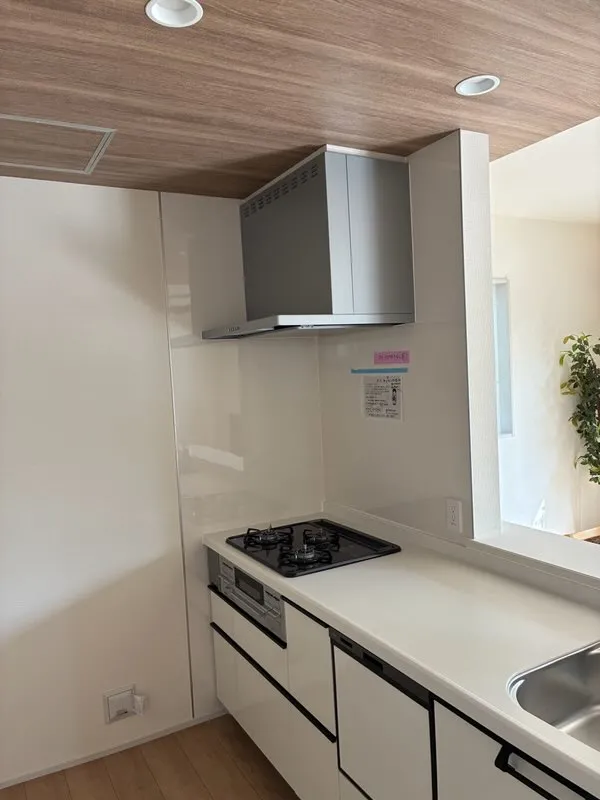 3口のガスコンロ。同時進行で調理が行え、料理の時間を節約できます