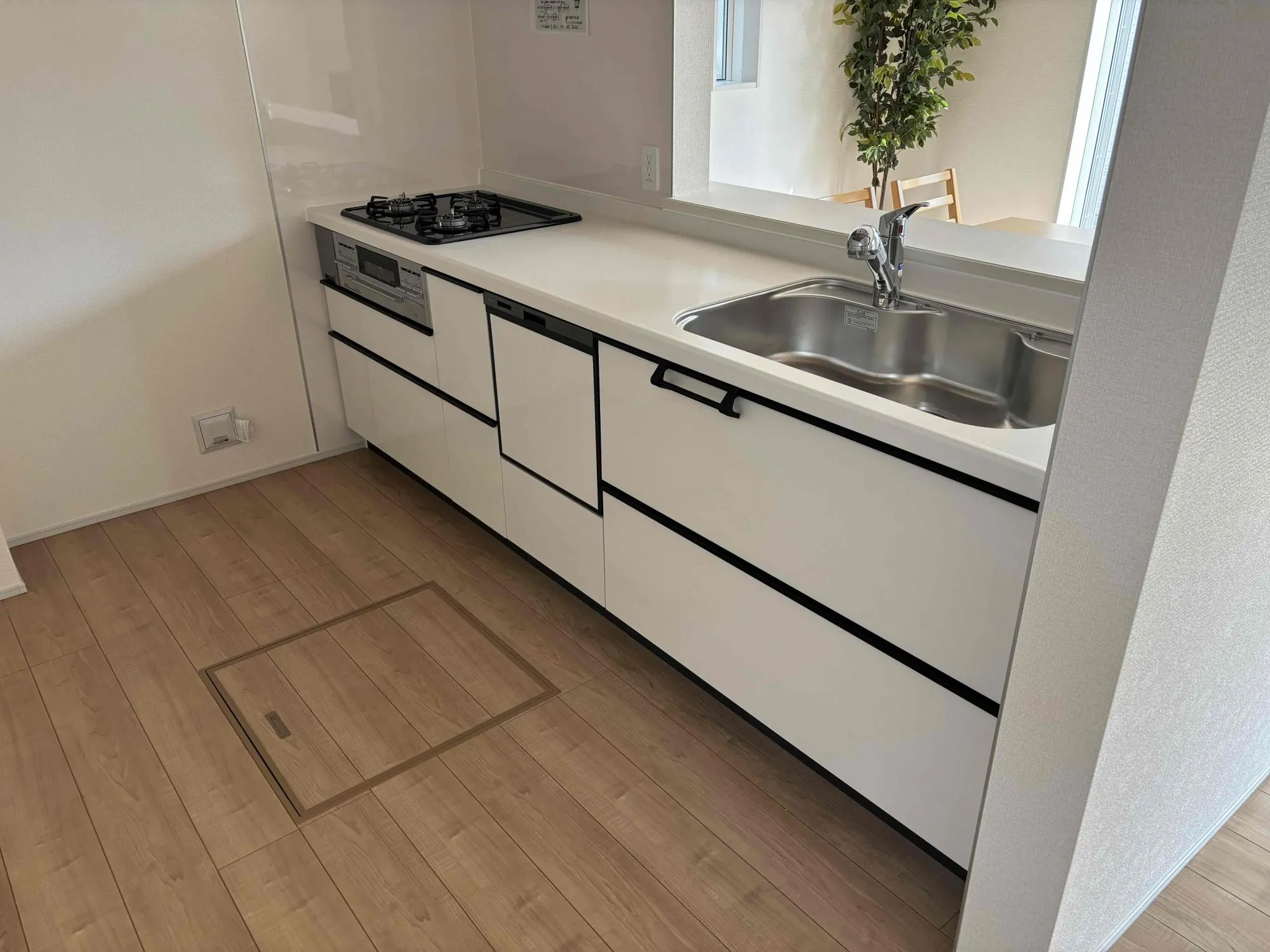 シンク下収納は奥の物も取り出しやすいスライドオープンタイプ。便利な床下収納も設置し、すっきりとした印象のキッチンまわりを保てそうです