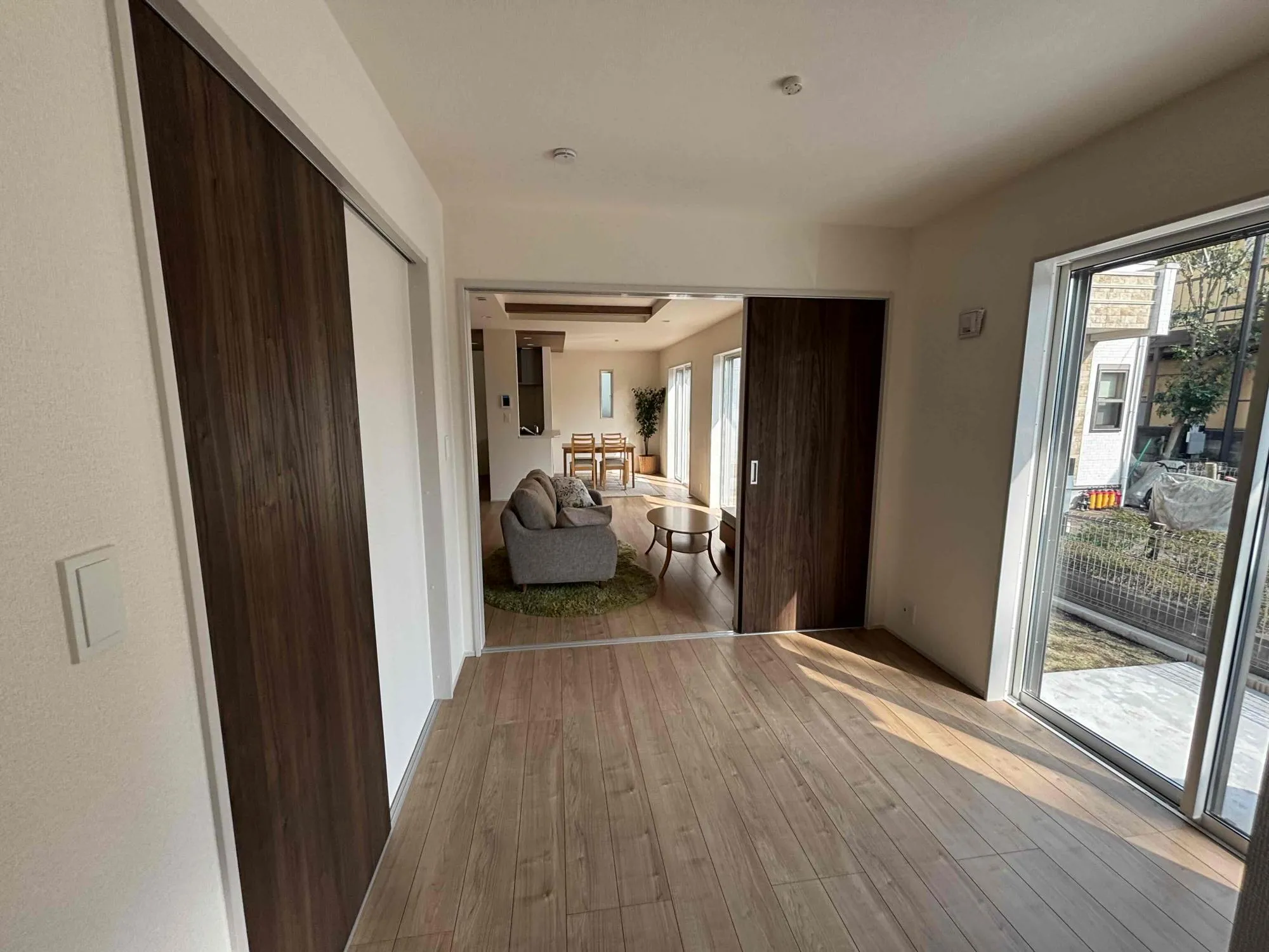 洋室5.25帖からみるリビング+ダイニングスペース。