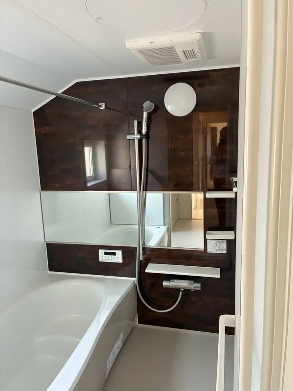 1坪タイプの広々した浴室です。親子でゆったりバスタイムを楽しめます。開口部付きなので明るく換気ができるので安心です。