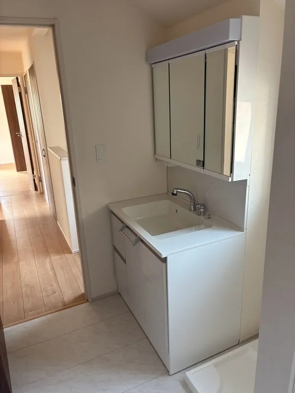 清潔感を保ちやすいフルフラットカウンターの洗面化粧台。洗練されたデザインで、サニタリー空間がワンランク上に