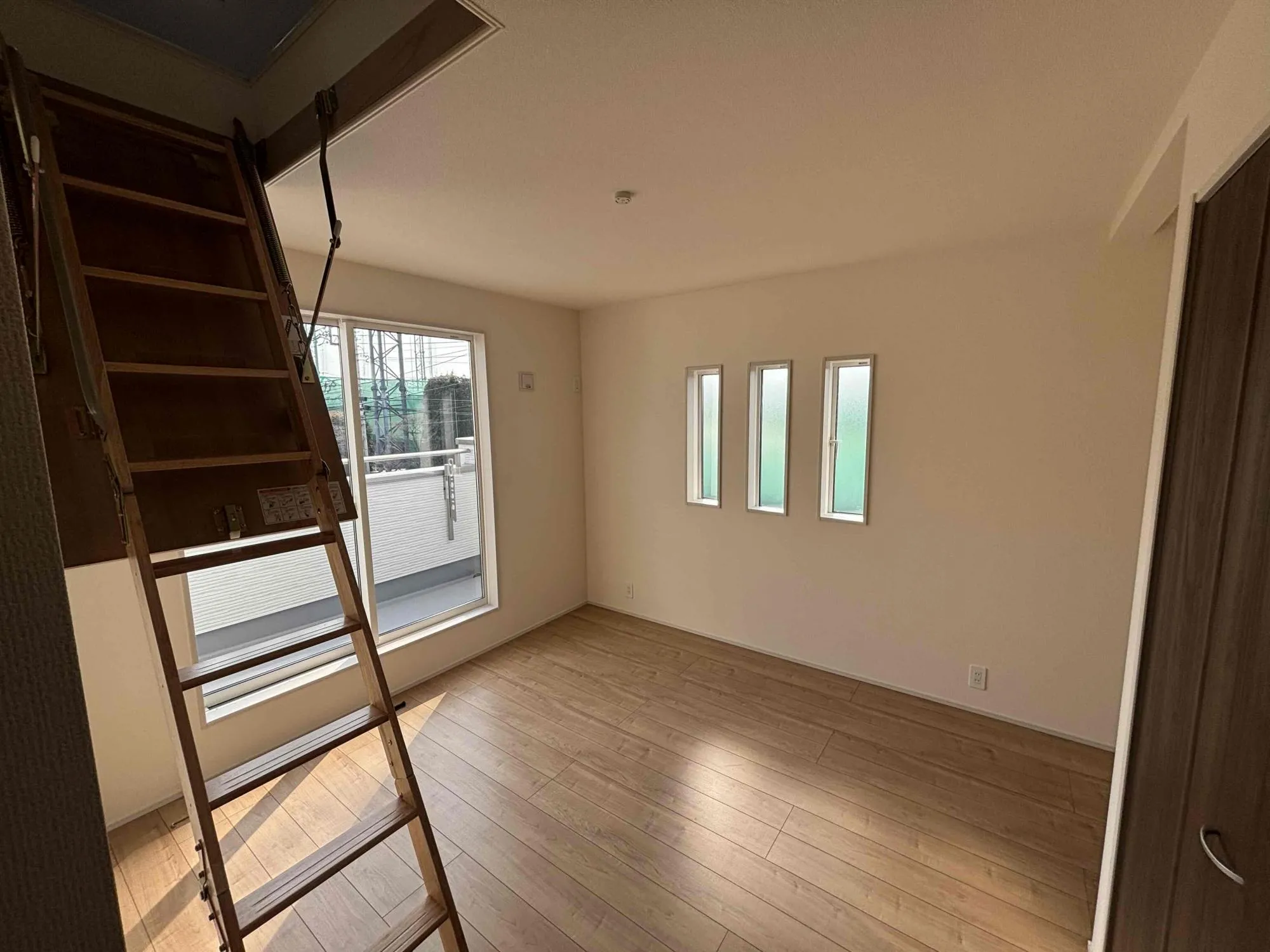 2面採光+収納も備えた使い勝手の良い洋室です。グルニエ付きで収納上手に♪