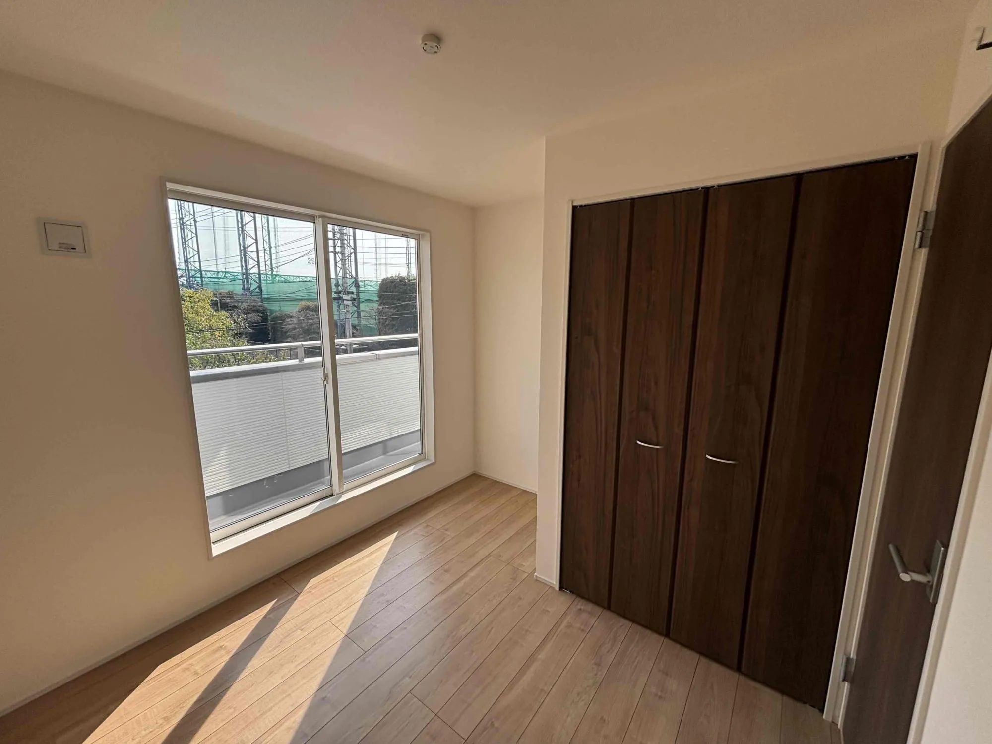 自然光を取り入れることで、日中は明るく、夜は穏やかな雰囲気に変化する洋室。時間帯ごとの表情が、生活リズムを整え、無理のない暮らしを後押しします