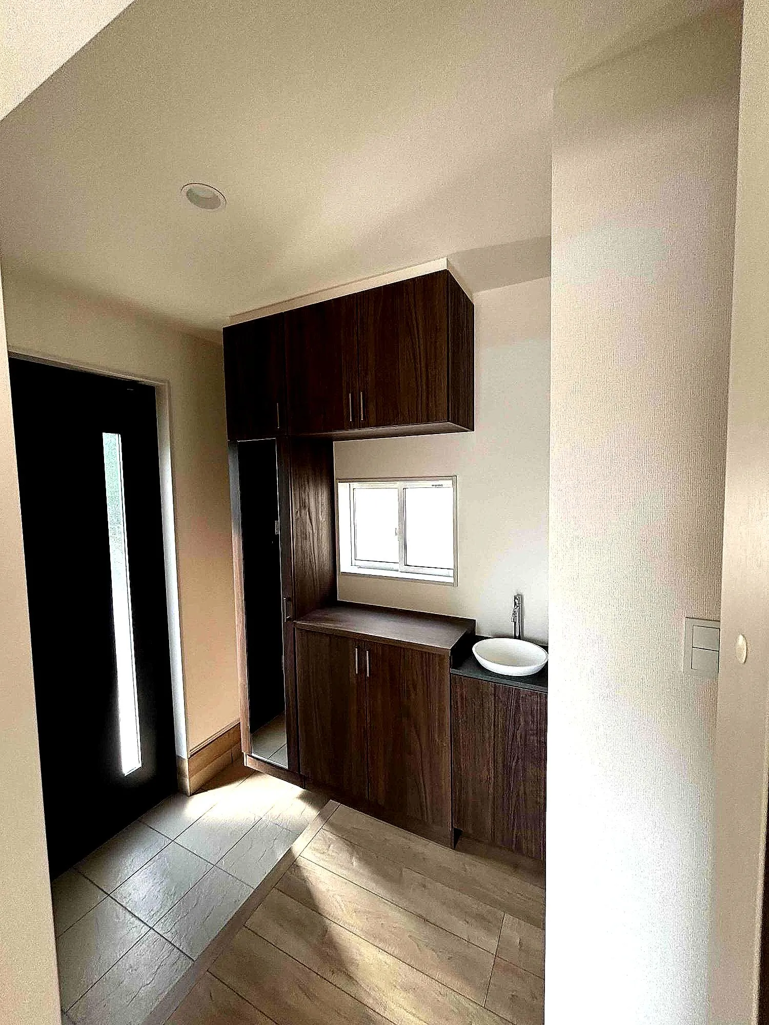 玄関内に手洗い器があるのでササッとお子様の手が洗えるので衛生的。