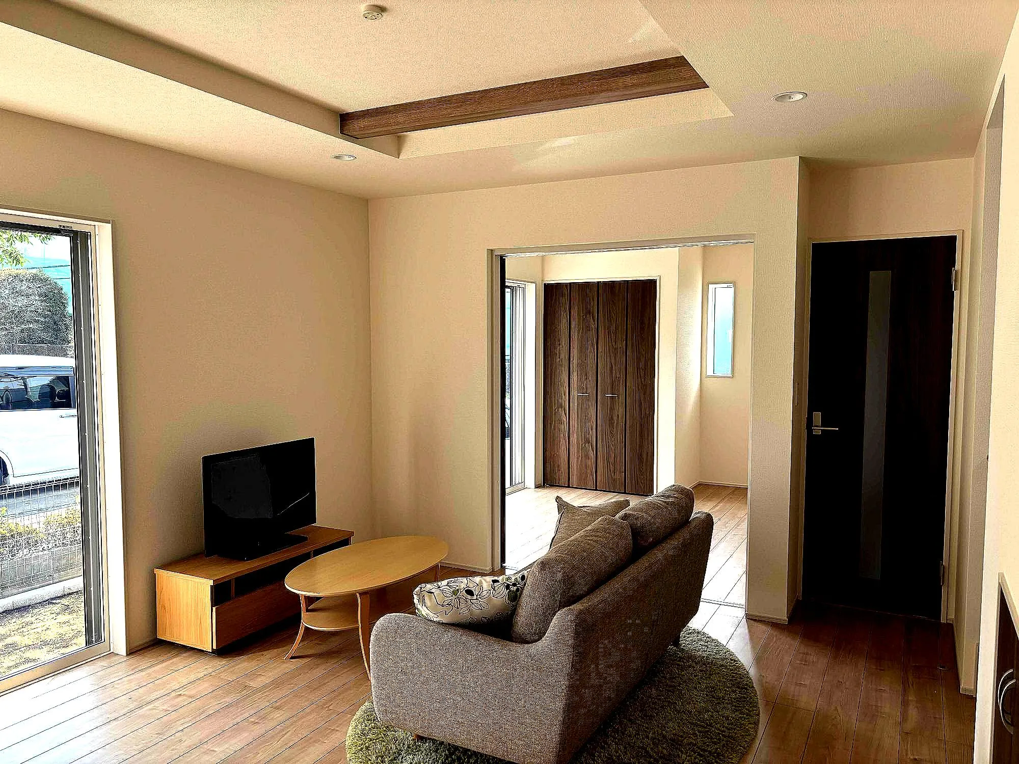 暮らしのメインとなるLDKは、採光・通風を考慮した4面採光◎心地の良い風を室内に取り込むことができ、のんびりとリラックスタイムをお過ごしいただけます