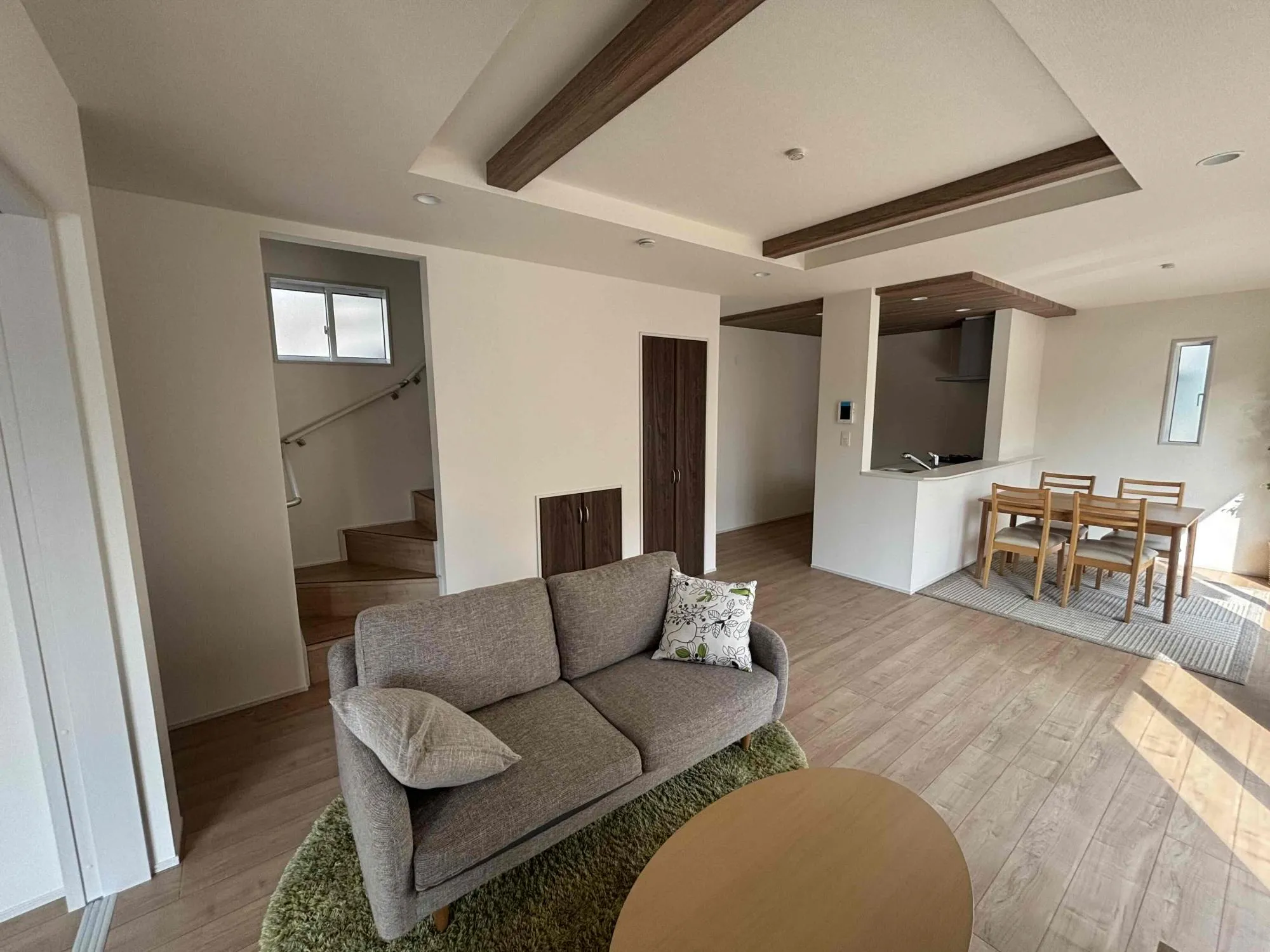 18畳の広々LDKは家族が自然と集まる憩いの場所。日当たり良好で居心地の良い空間です