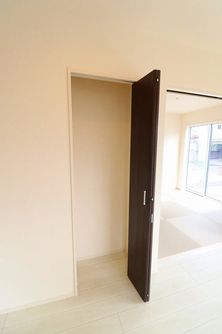 【1号棟リビング収納】