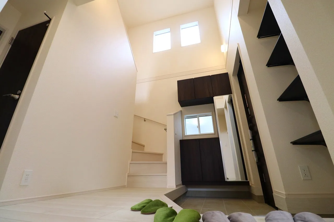 【1号棟玄関吹き抜け】