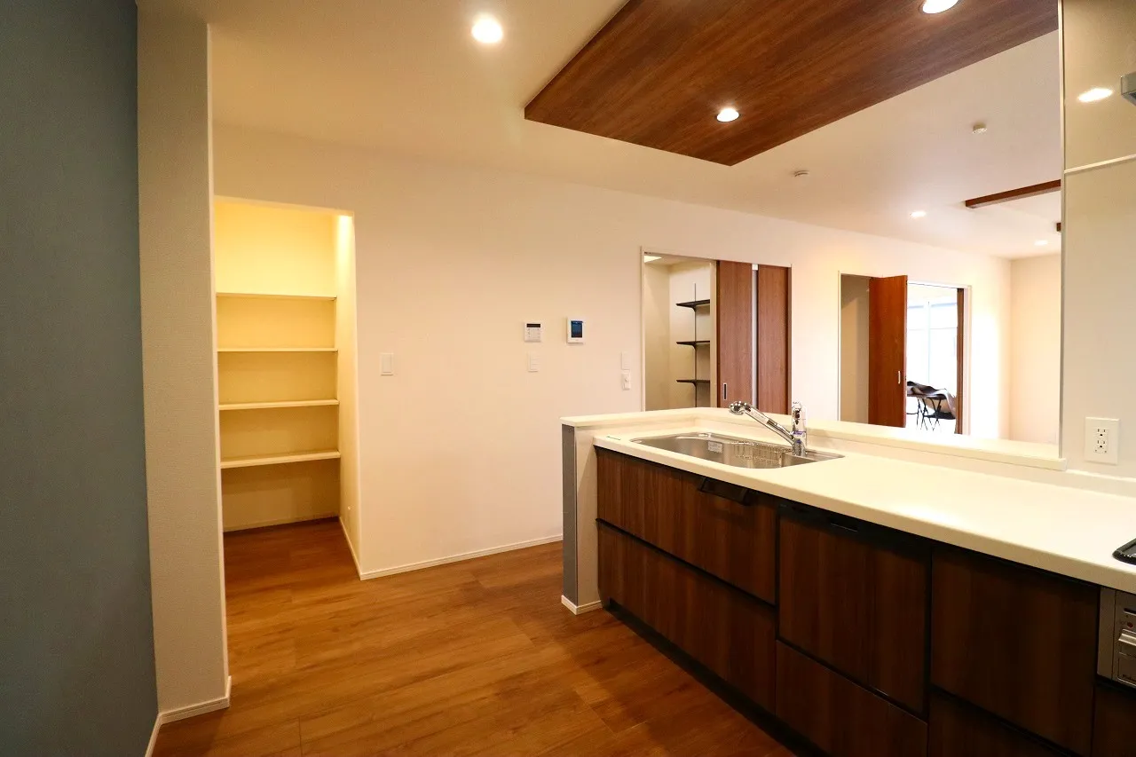 【3号棟キッチン+パントリー】