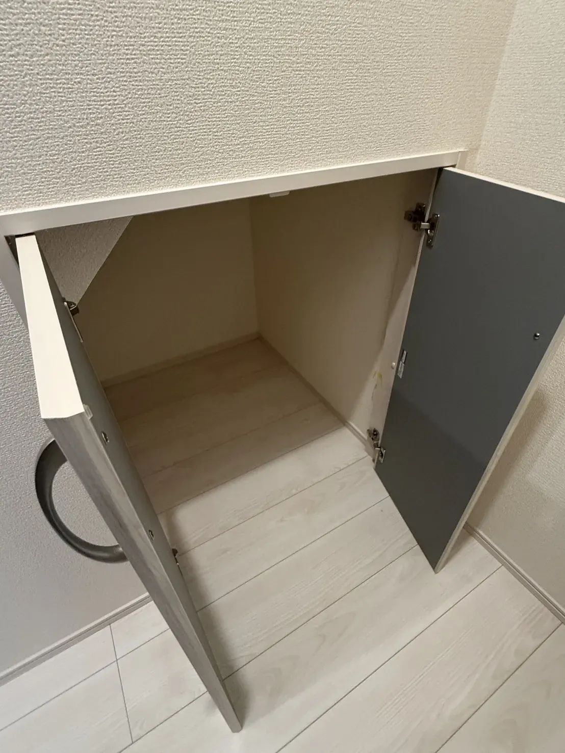 【③号棟ストレージ】玄関にはストレージがあり、備蓄品などを入れておくことができます!