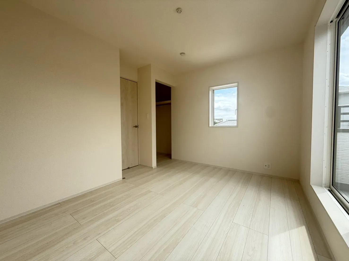 【③号棟6.0帖】大きな窓があり、明るいお部屋になっています!