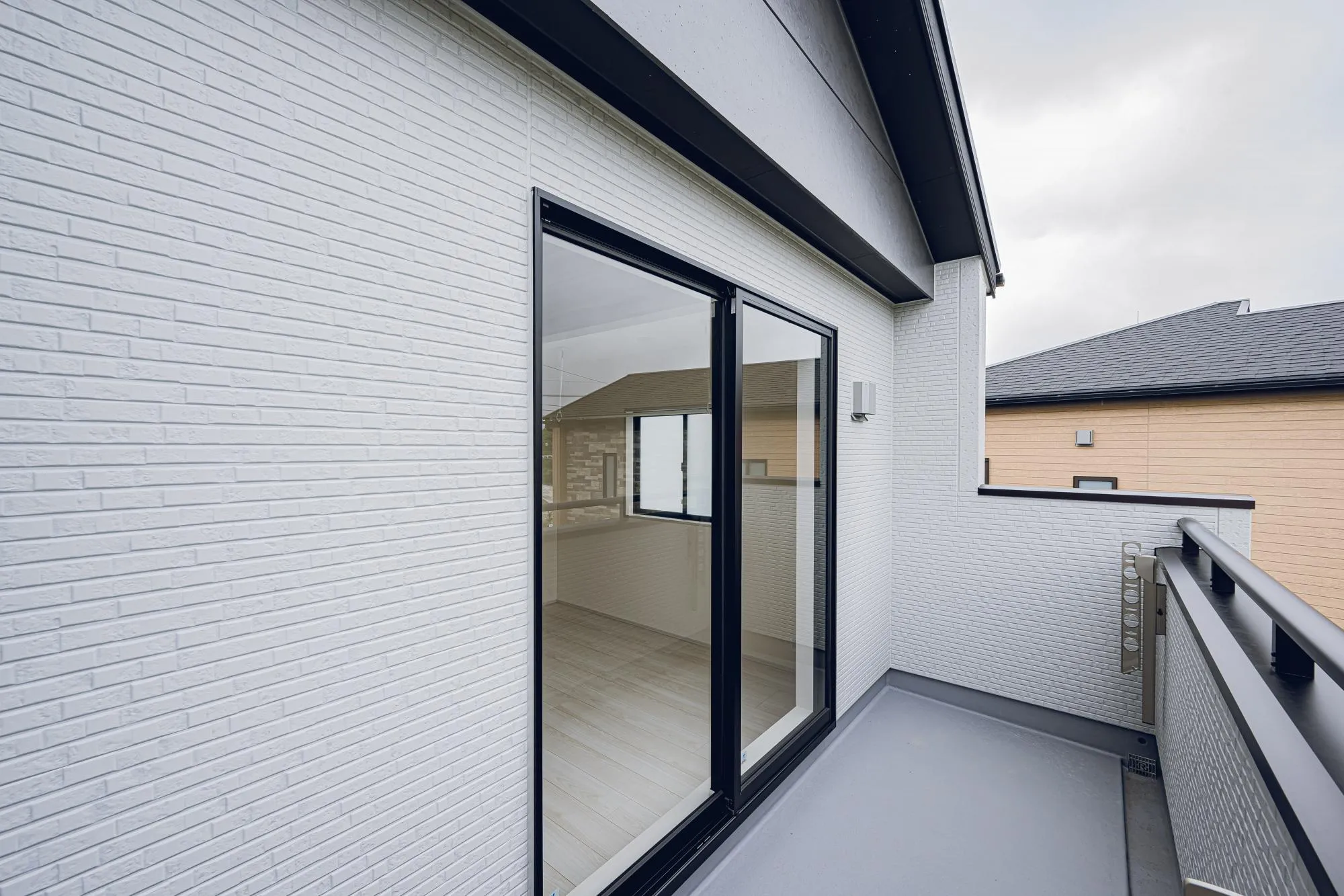 1号棟:洋室7.0帖　勾配天井の部屋から出れるバルコニー