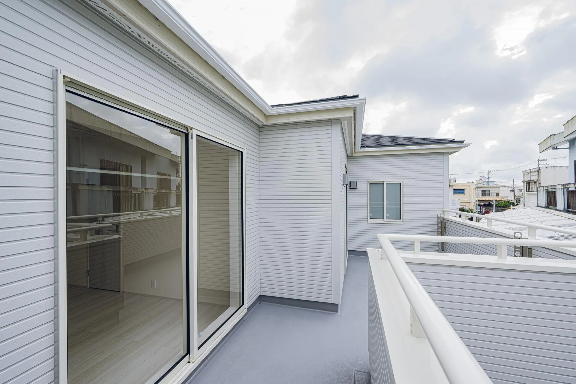 4号棟:3つの部屋から行き来できるバルコニー