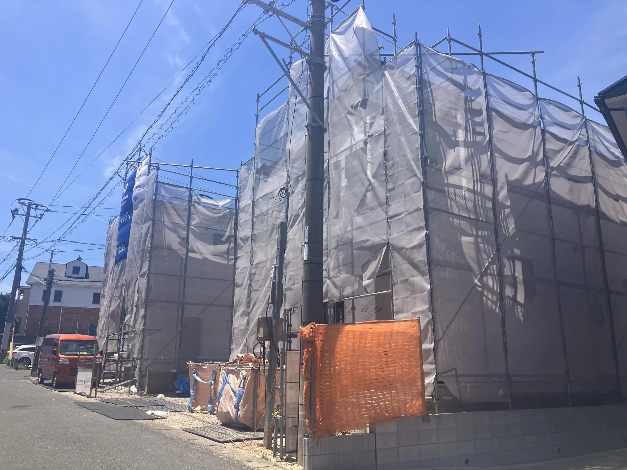 前面道路含む現地写真 左2号棟・右1号棟