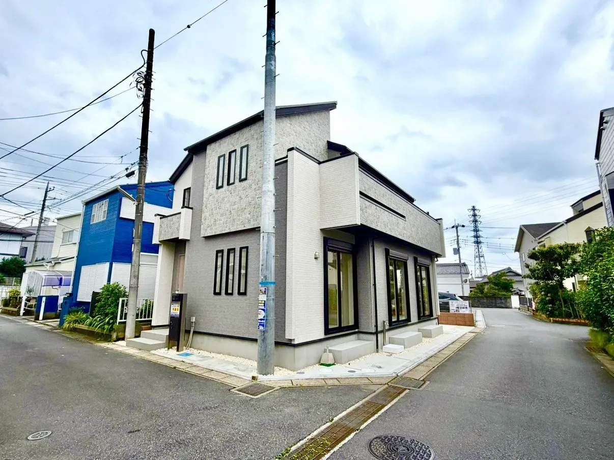 「角地ならではの開放感を享受する邸宅」
