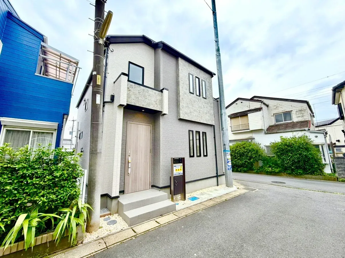 「街並みに映える洗練された外観デザイン」
