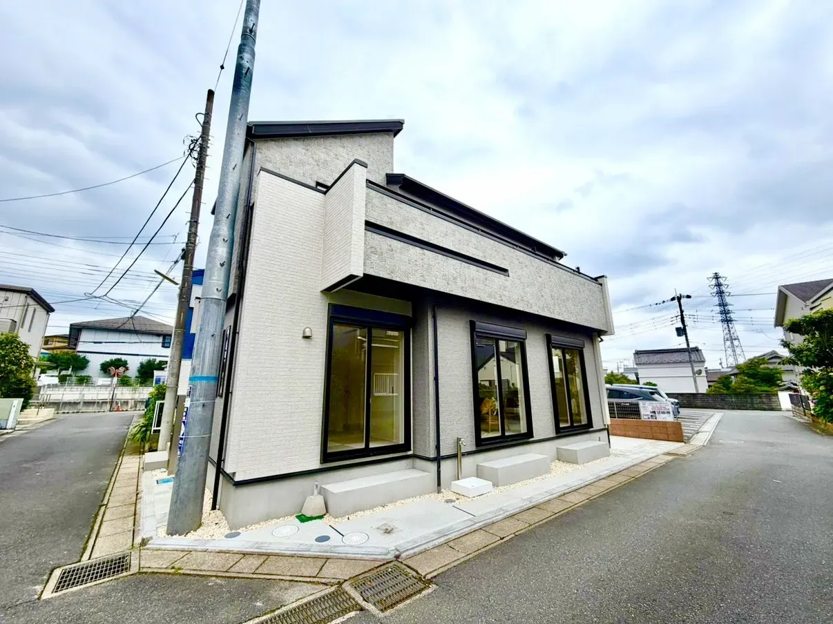 「陽光に包まれる開放的なリビング空間」
