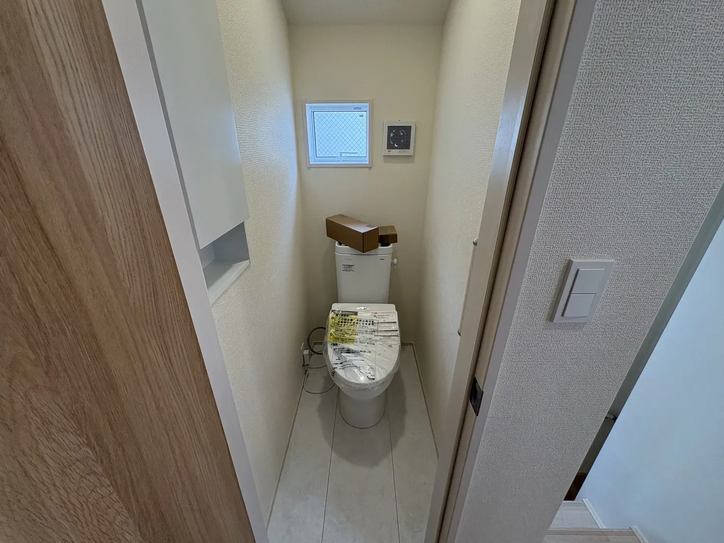 【2号棟】節水型でエコなトイレには、今では当たり前のウォシュレット付き。便座を温める機能もついていて、居心地良くてトイレから出られなくなるかも!換気用に換気扇はもちろん、窓も着いているので常に快適ですね♪