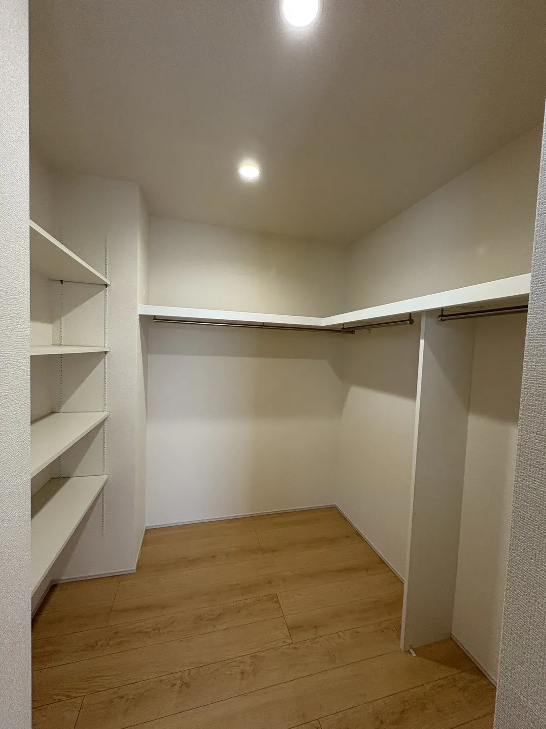 【2号棟】ウォークインクローゼットのある住まいで収納上手な生活を実現!衣類だけでなく、箱物や思い出の品もたっぷり収納できますので、整理整頓もスムーズに。居室空間をより広々と使えます!