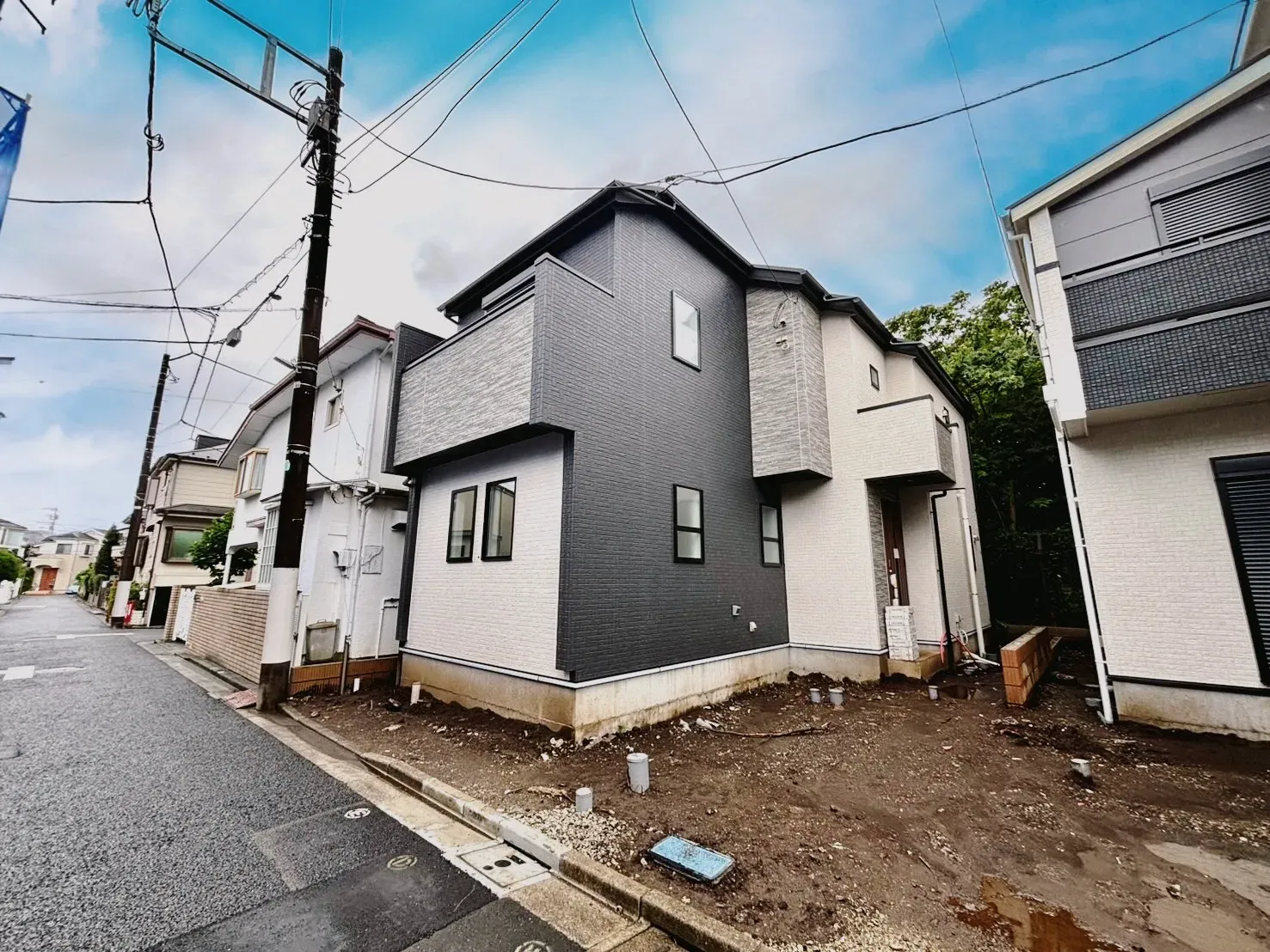 外壁が周囲の街並みと青空に生えるお洒落な仕上がり!周囲には高い建物のないエリア。青い空が大きく感じますね。