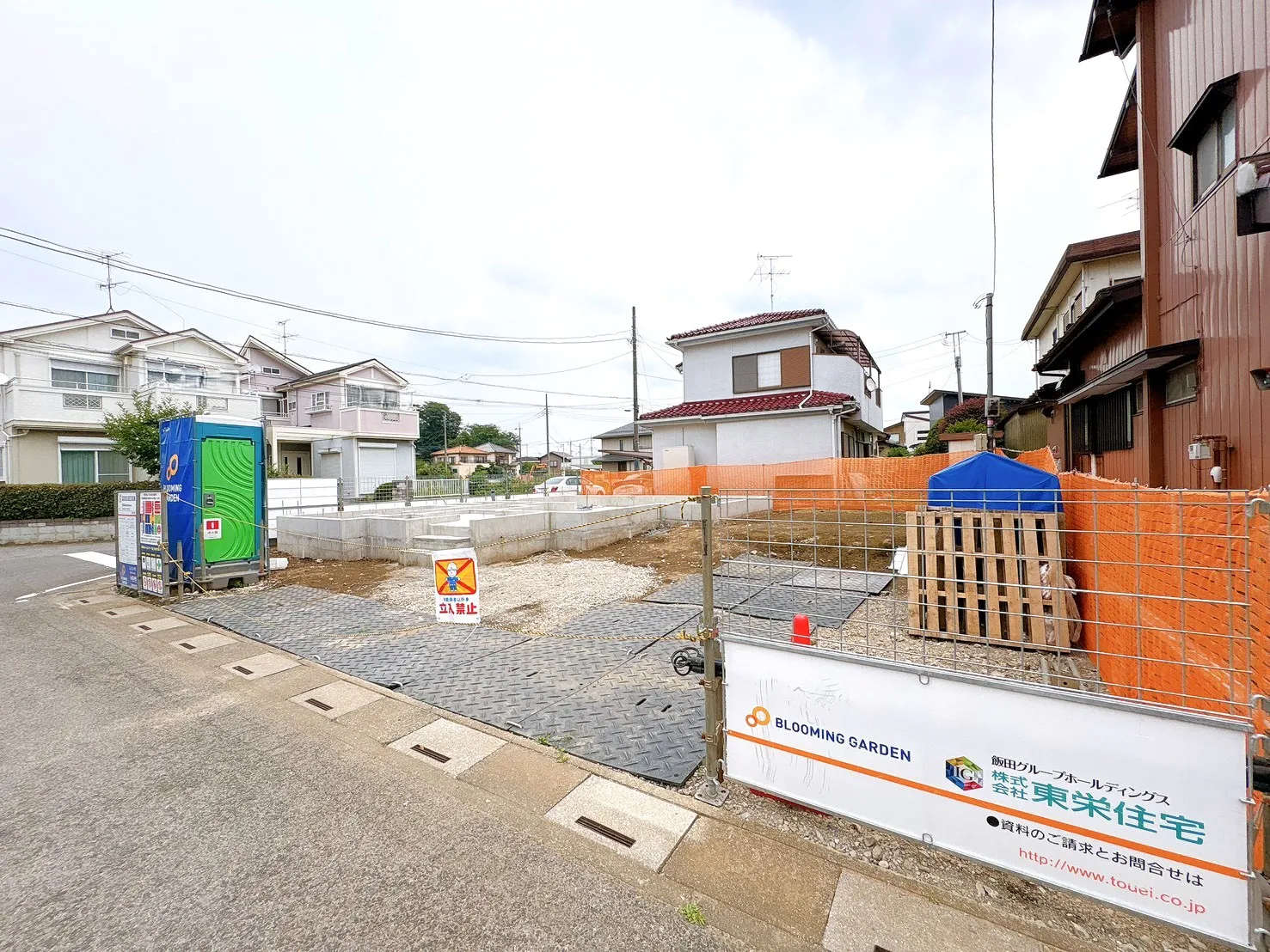 【外観写真】約56坪のゆとりある角地。カースペースは並列3台分確保され、開放感のある住環境が広がります。