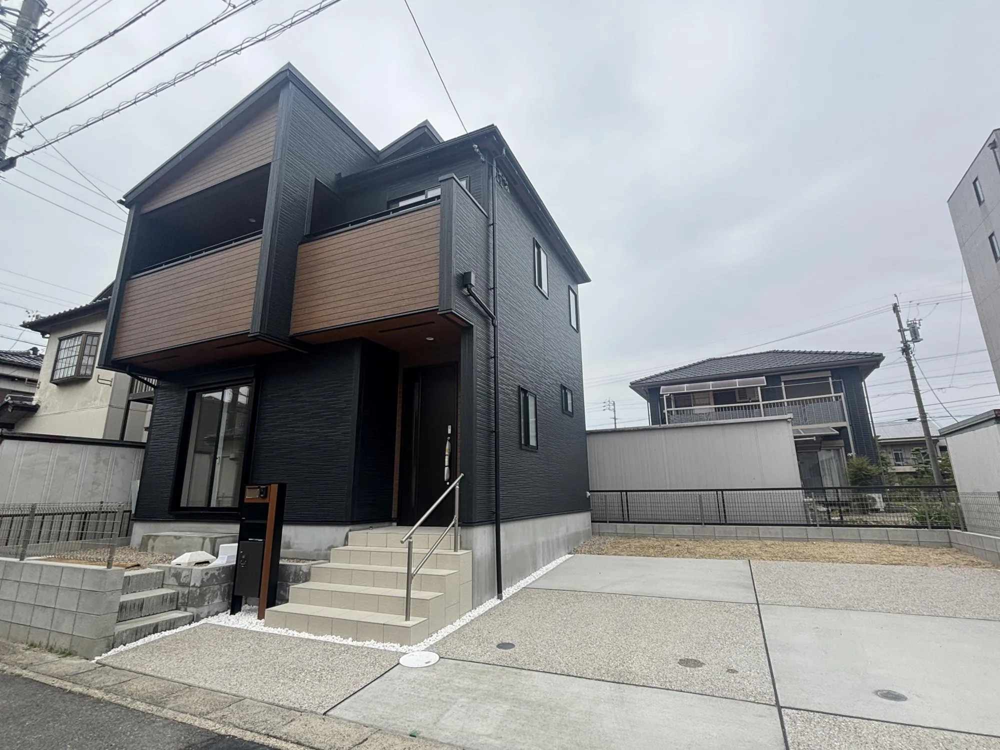 【現地写真】キッチン横や洗面、2階廊下WICなど様々な場所に収納を完備した使い勝手のいい間取り。広々としたゆとりのある玄関が迎える限定1邸。