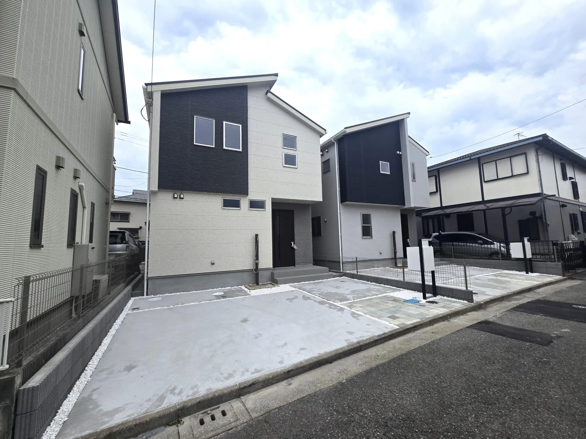R8.7.13 外観写真(左:2号棟、右:1号棟)