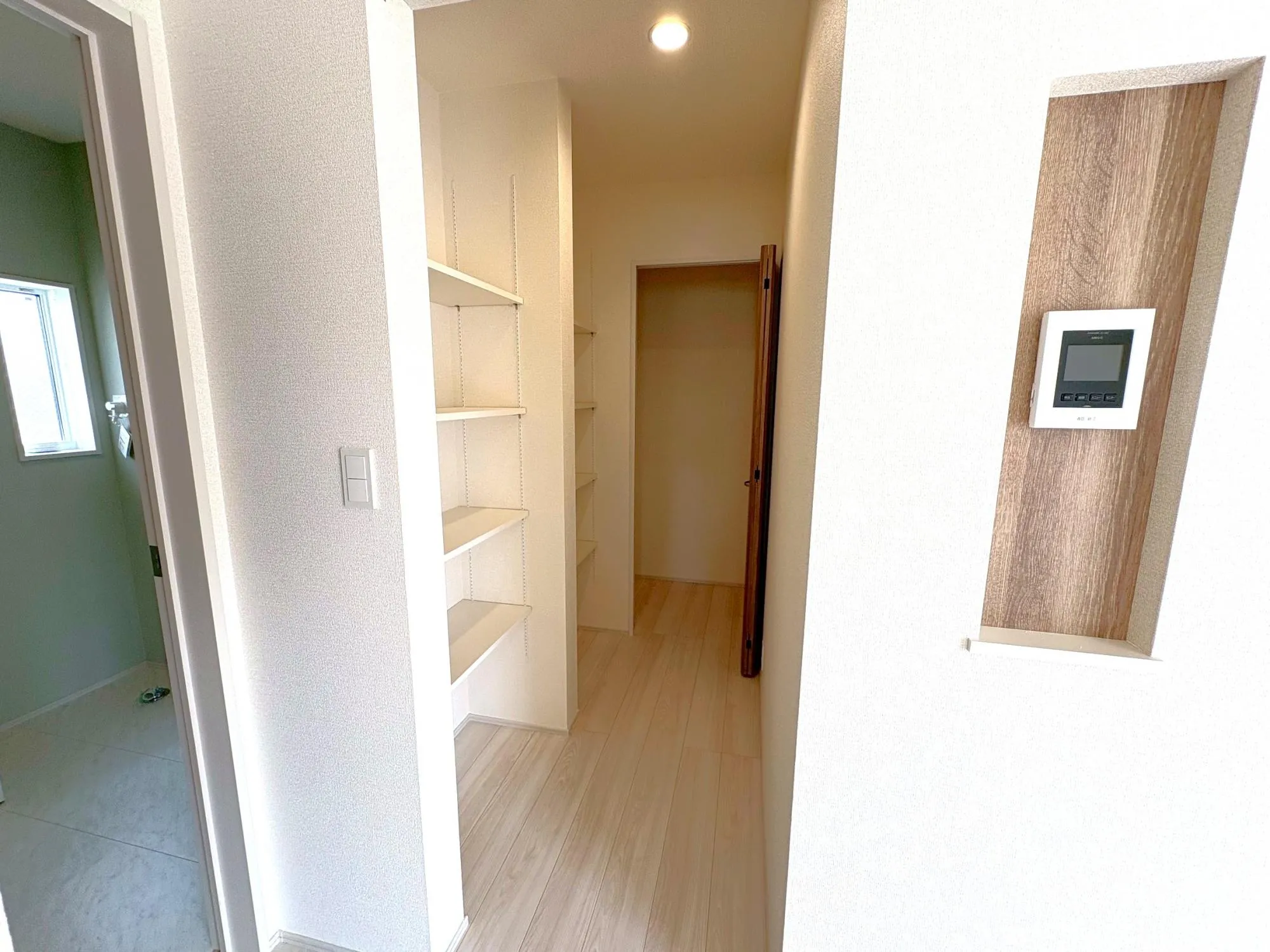 収納・可動棚4段のあるパントリー(6号棟)