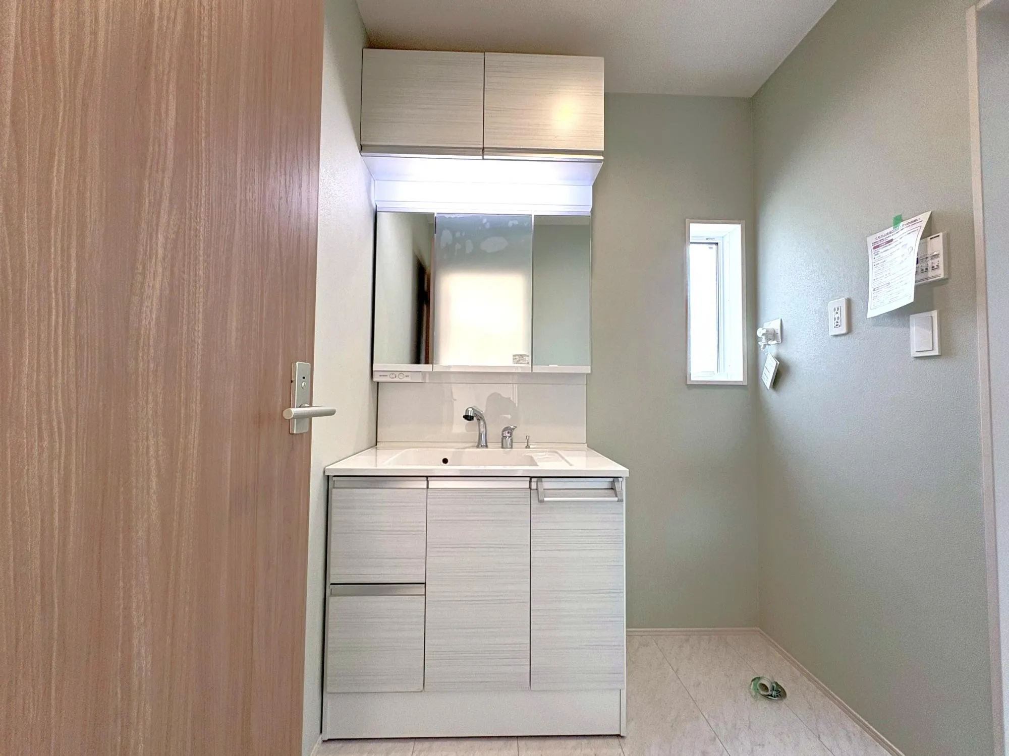 吊戸付洗面化粧台(6号棟)