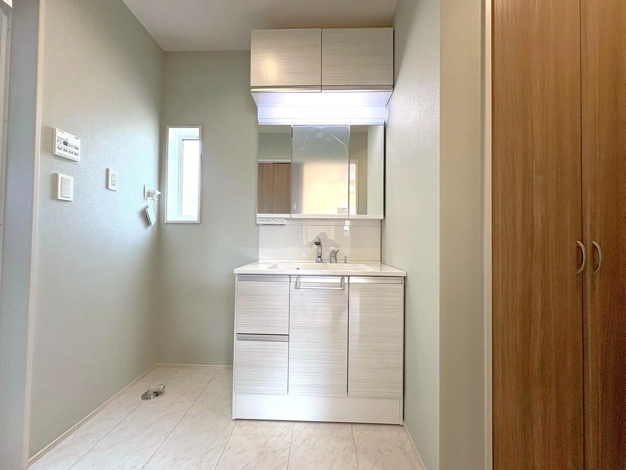 吊戸付洗面化粧台(7号棟)