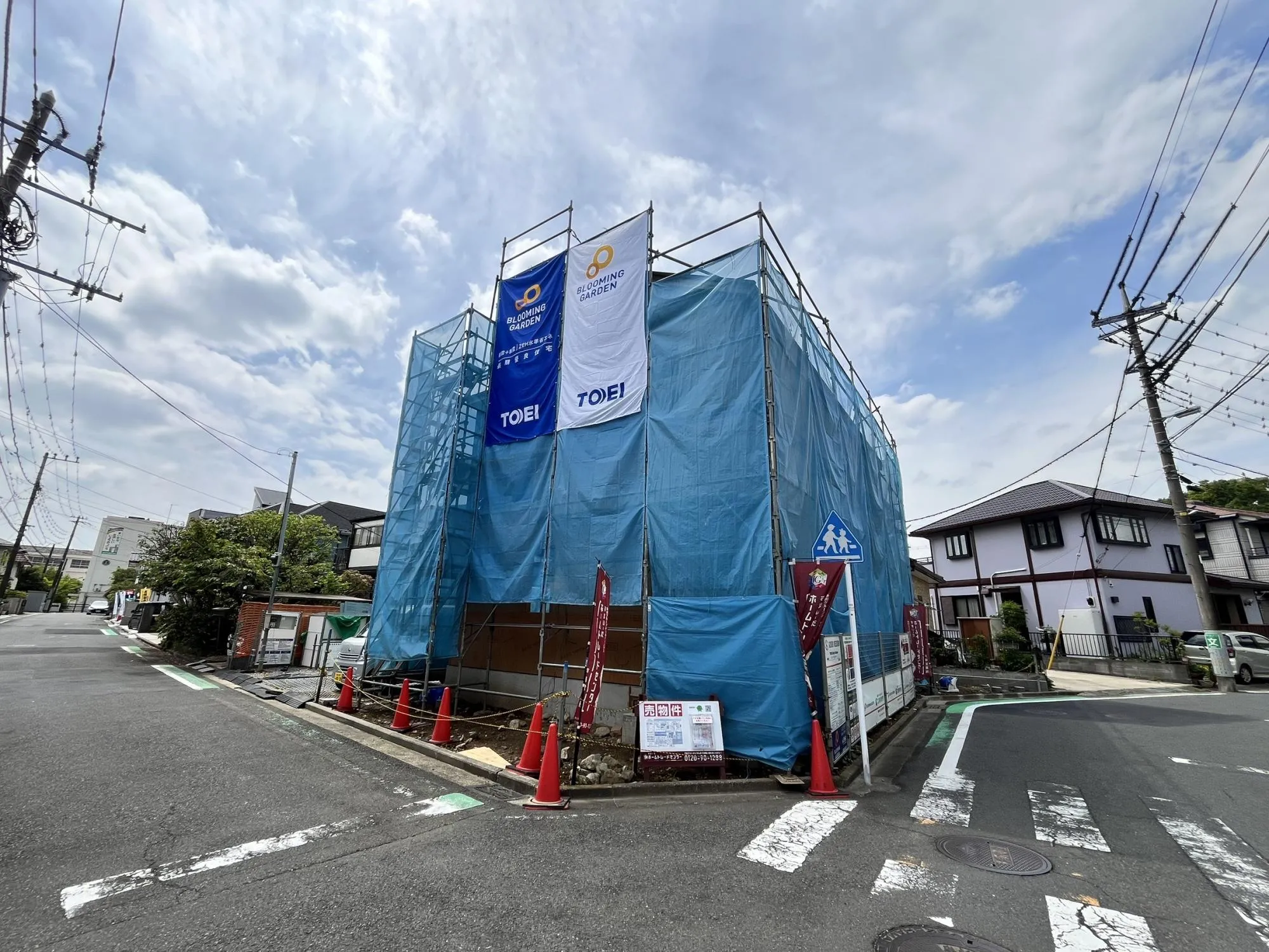 南東道路に面し、日当たり良好!明るく開放的な住まいで、毎日が心地よい空間に。カースペース4台分完備で、ご家族や来客にも便利です。