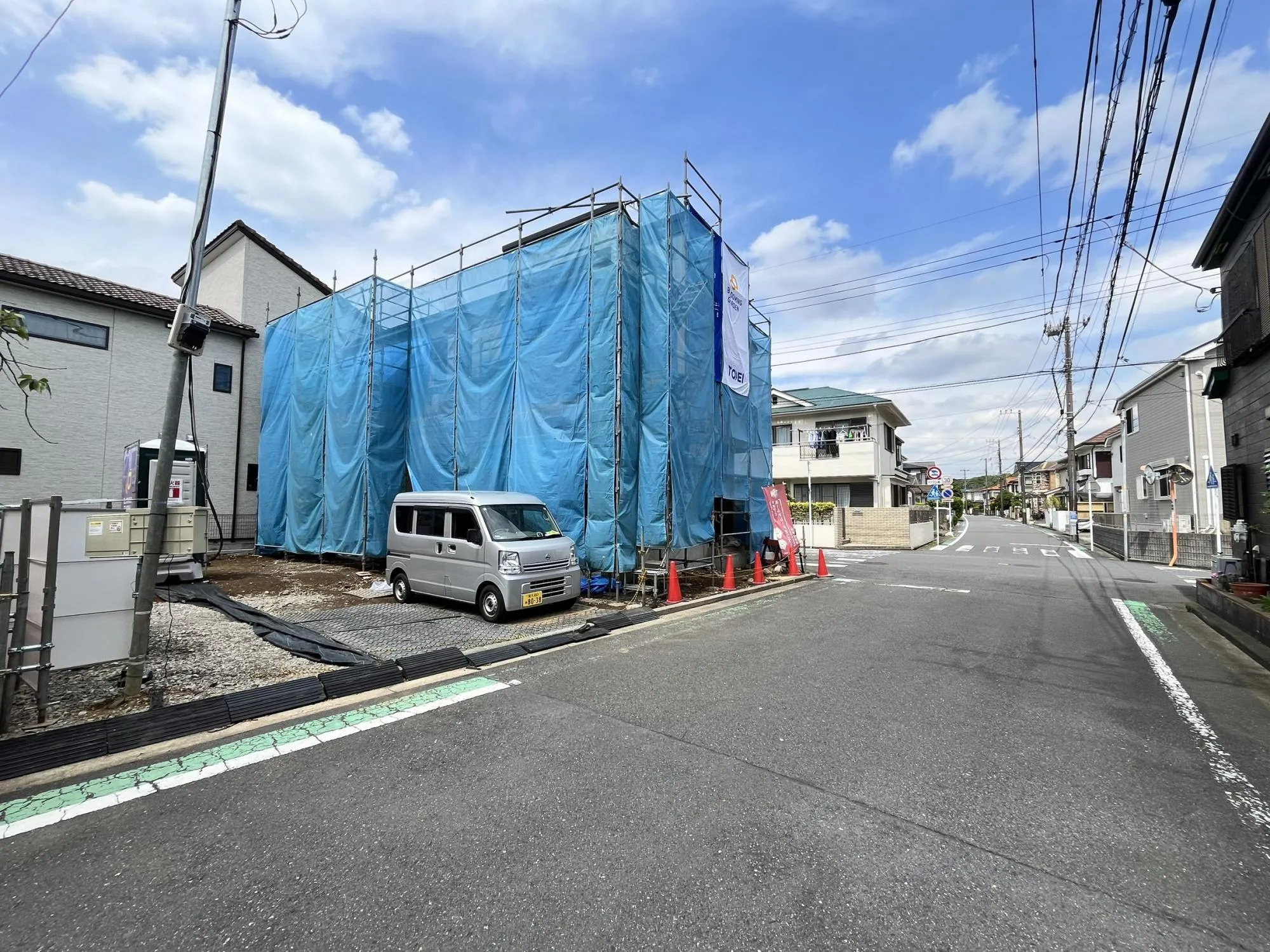 前面道路は交通量が少ない落ち着いた生活道路。車の出し入れもスムーズに行えるゆとりあるスペースを確保しています。
静かな環境で、快適な暮らしを実現できる立地です。