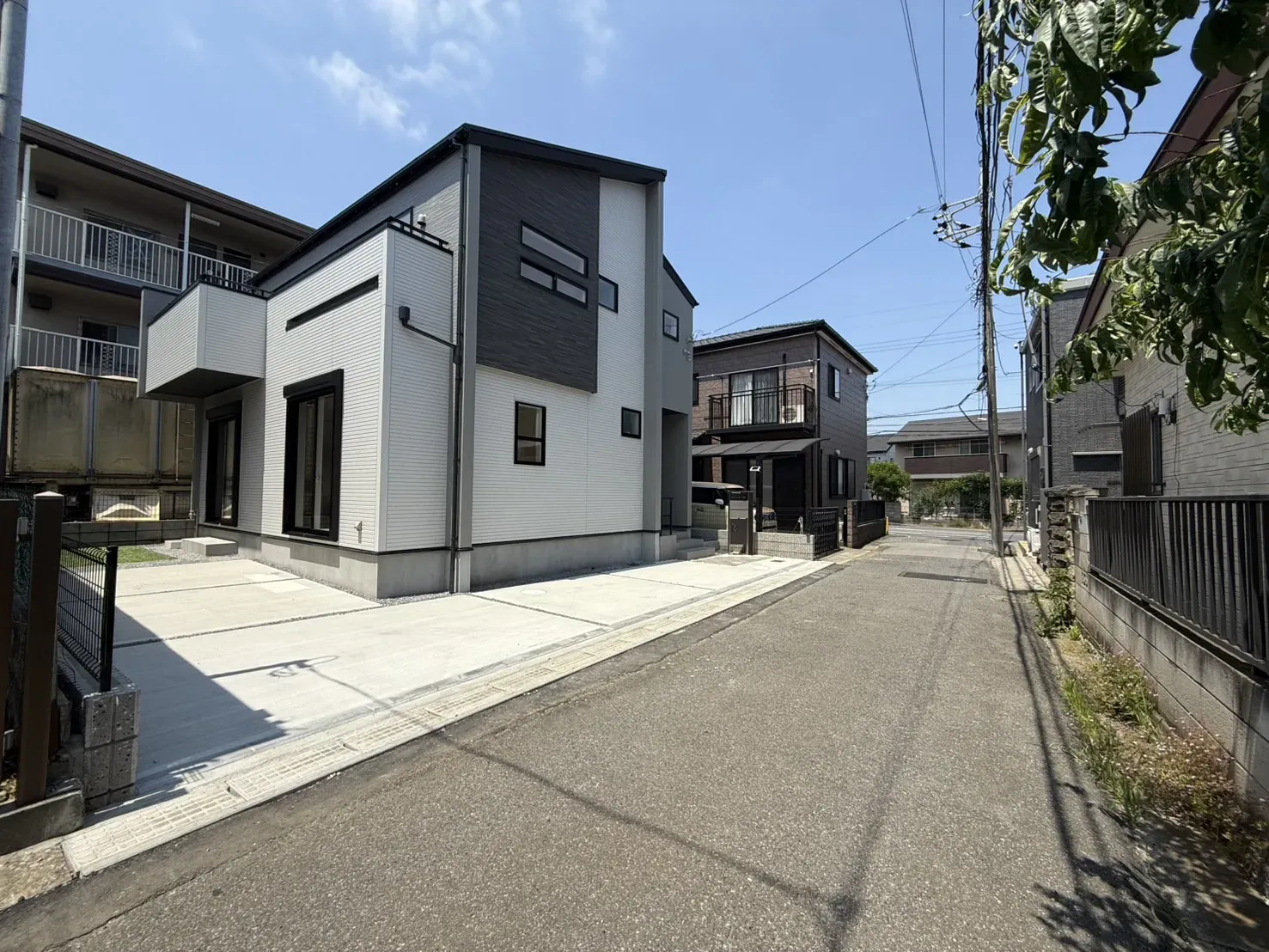 前面道路含む外観