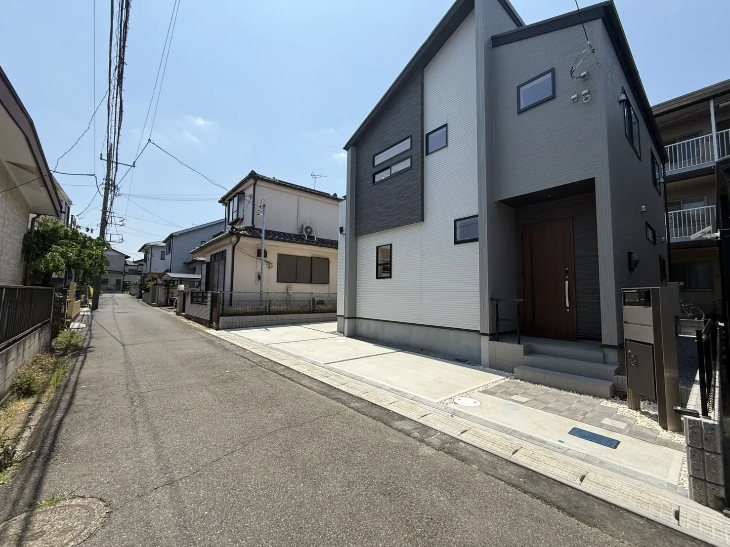前面道路含む外観