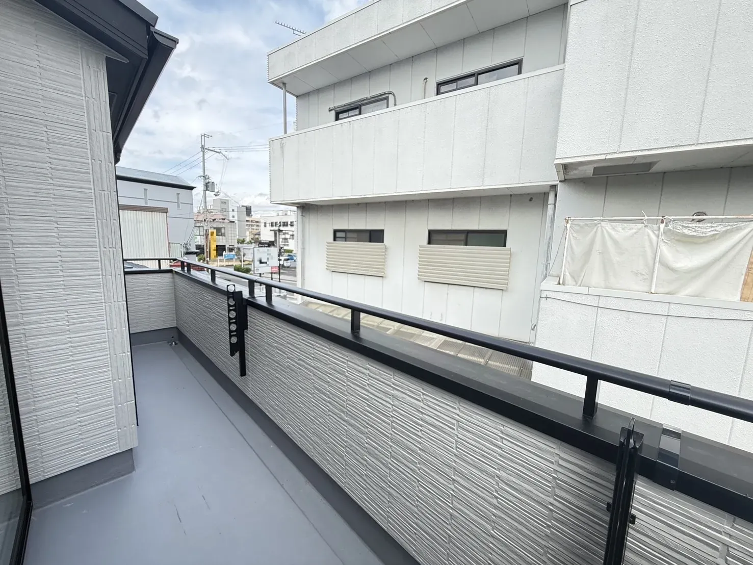 【②号棟バルコニー】2階のすべての部屋からバルコニーに出ること