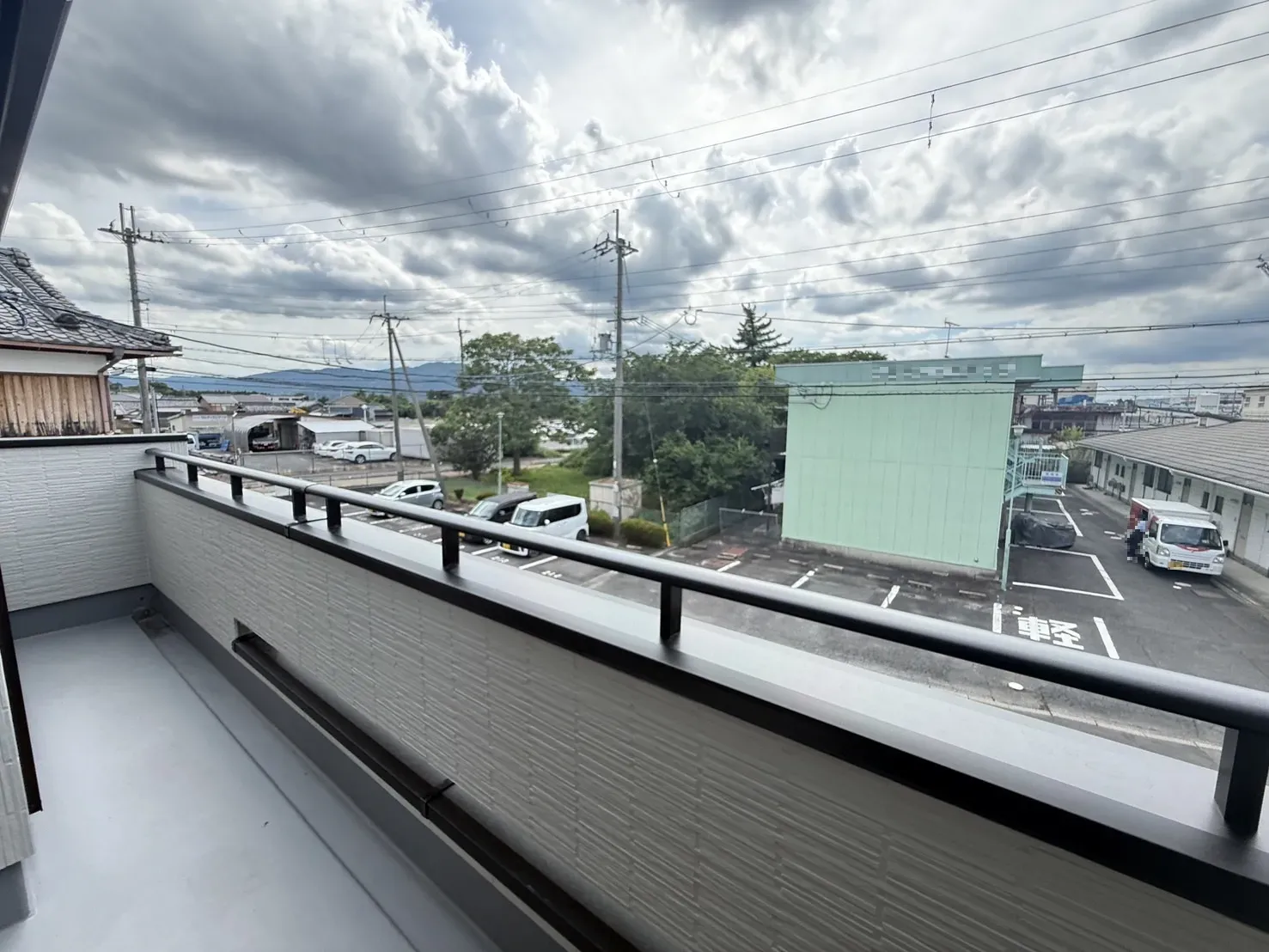 【②号棟バルコニー】2階のすべての部屋からバルコニーに出ること