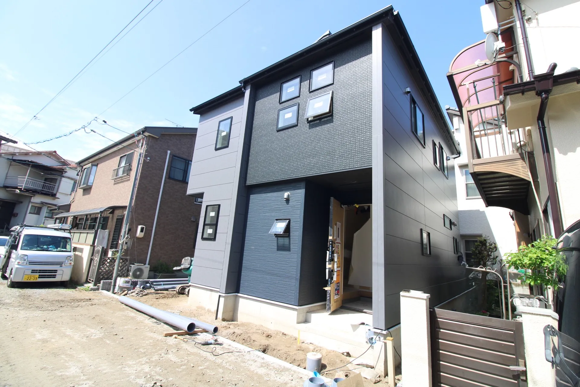 前面道路から見た外観