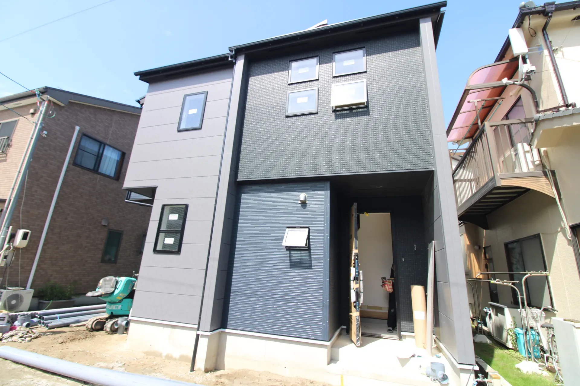 前面道路から見た外観