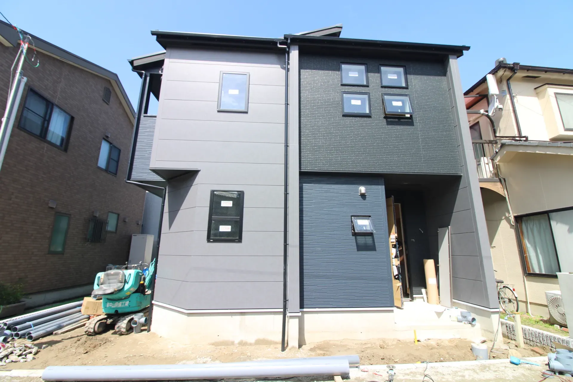 前面道路から見た外観