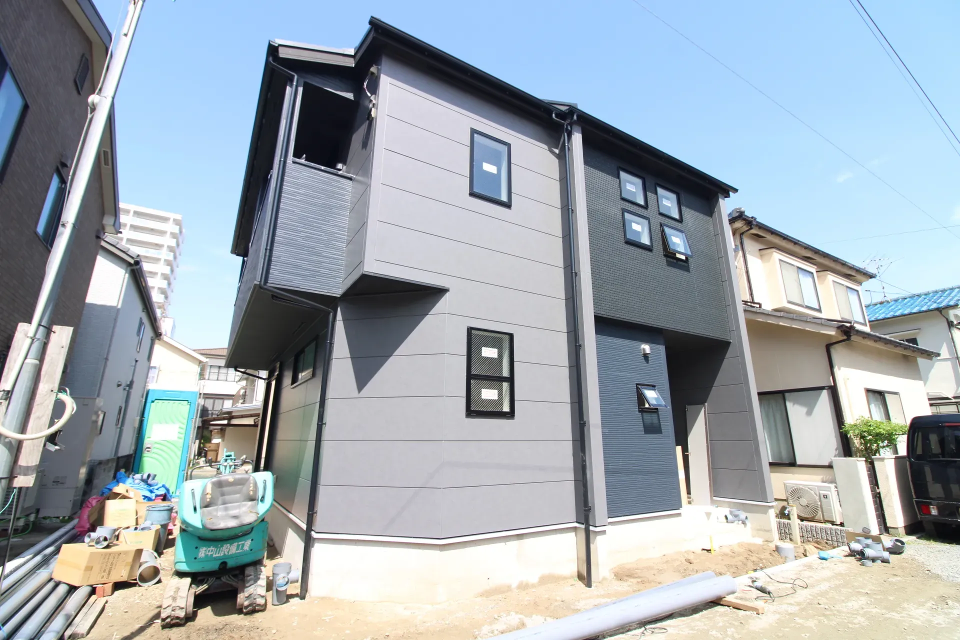 前面道路から見た外観