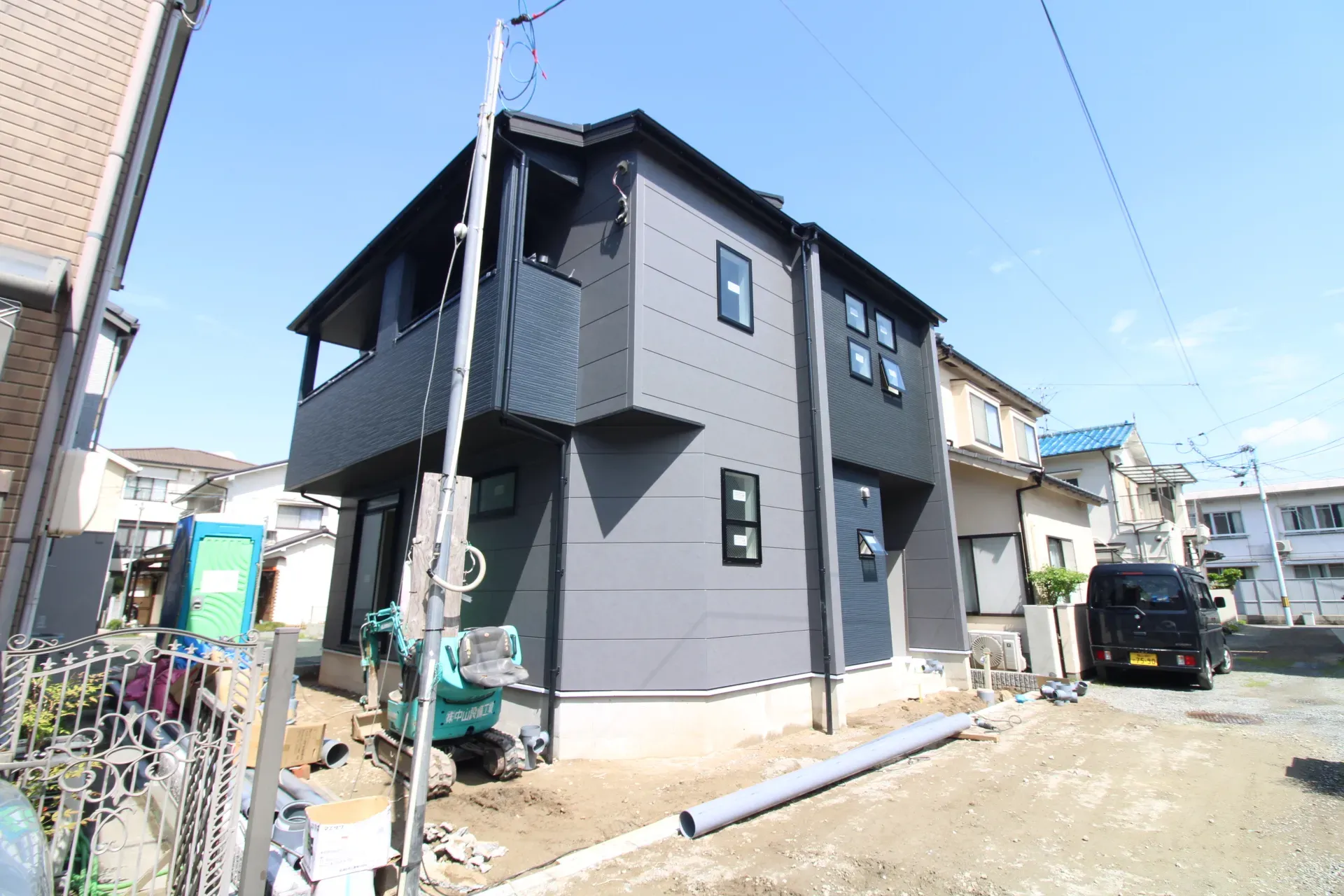 前面道路から見た外観