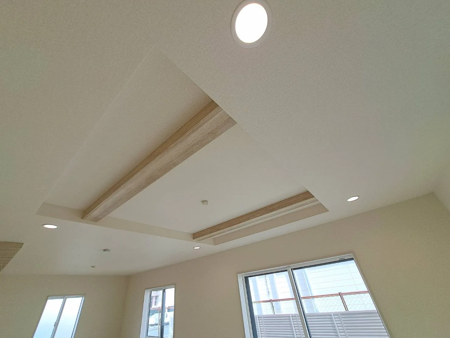 折上天井を採用し、開放感のある明るい空間に仕上がっています!					
