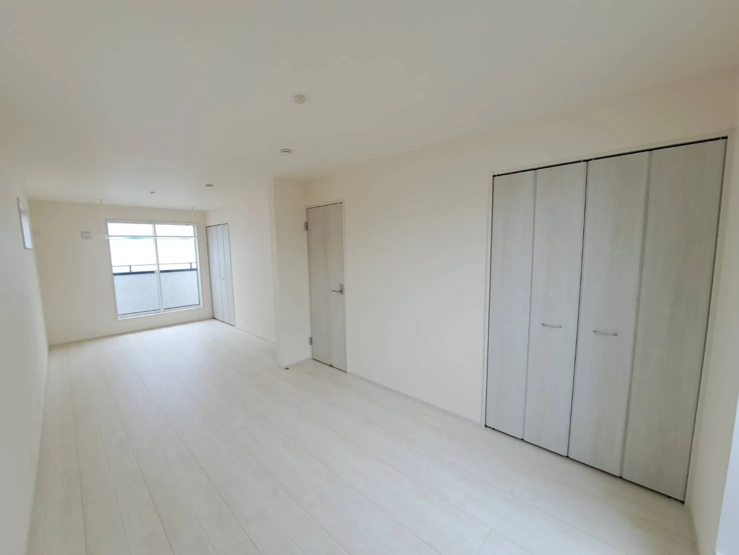 主寝室には窓もたっぷりとつけ、明るいお部屋になりました☆家族の成長に合わせて、分割も出来るようになってます♪(別途工事費用がかかります)												

